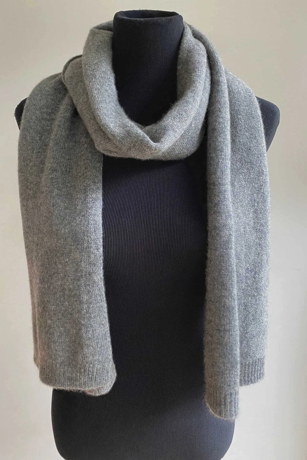 Cashmere hat, scarf and gloves set in mid grey