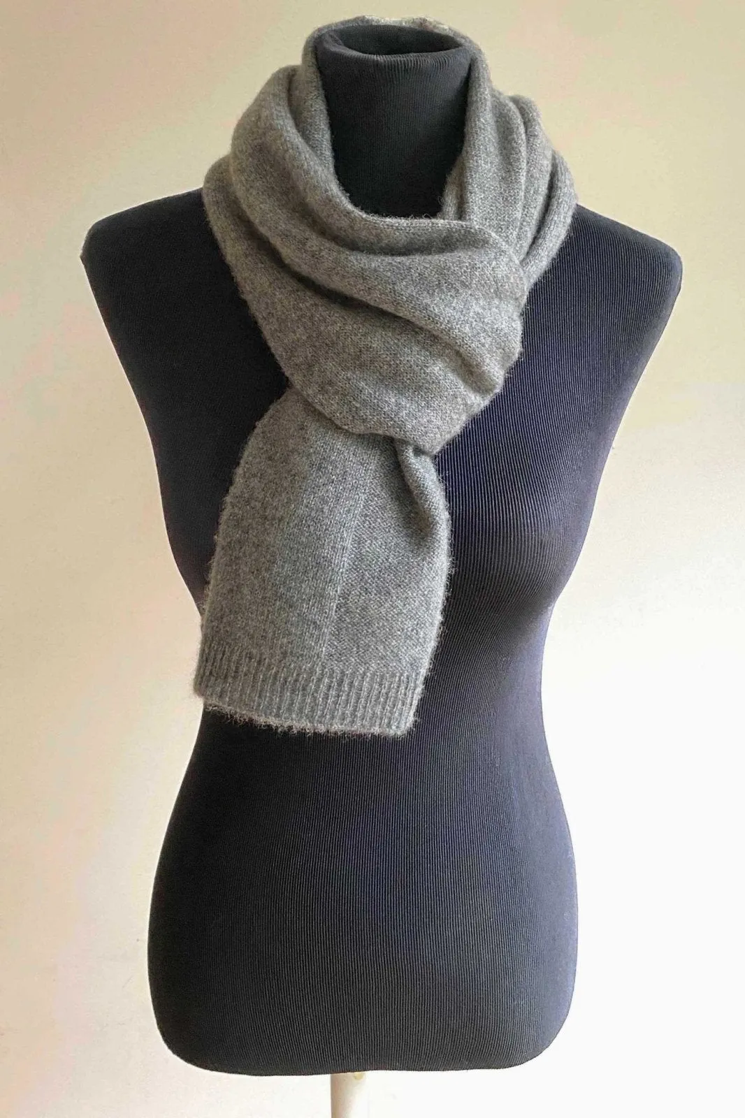 Cashmere hat, scarf and gloves set in mid grey