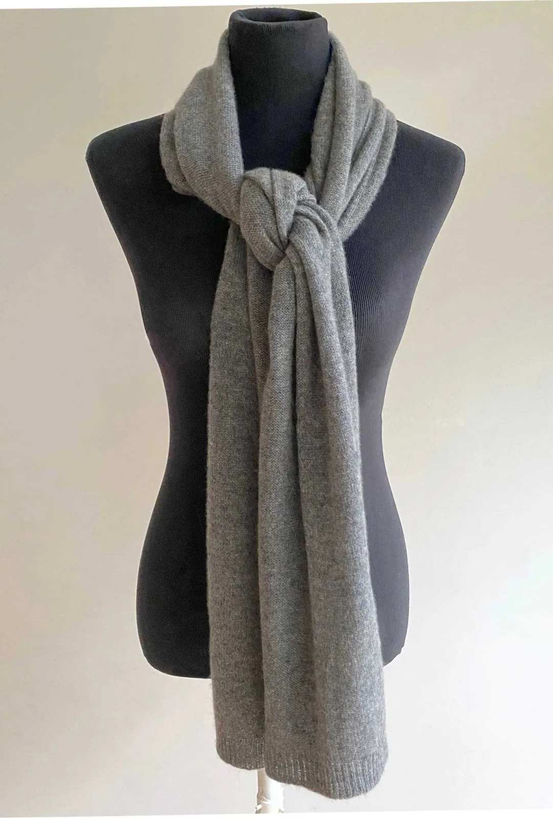 Cashmere hat, scarf and gloves set in mid grey