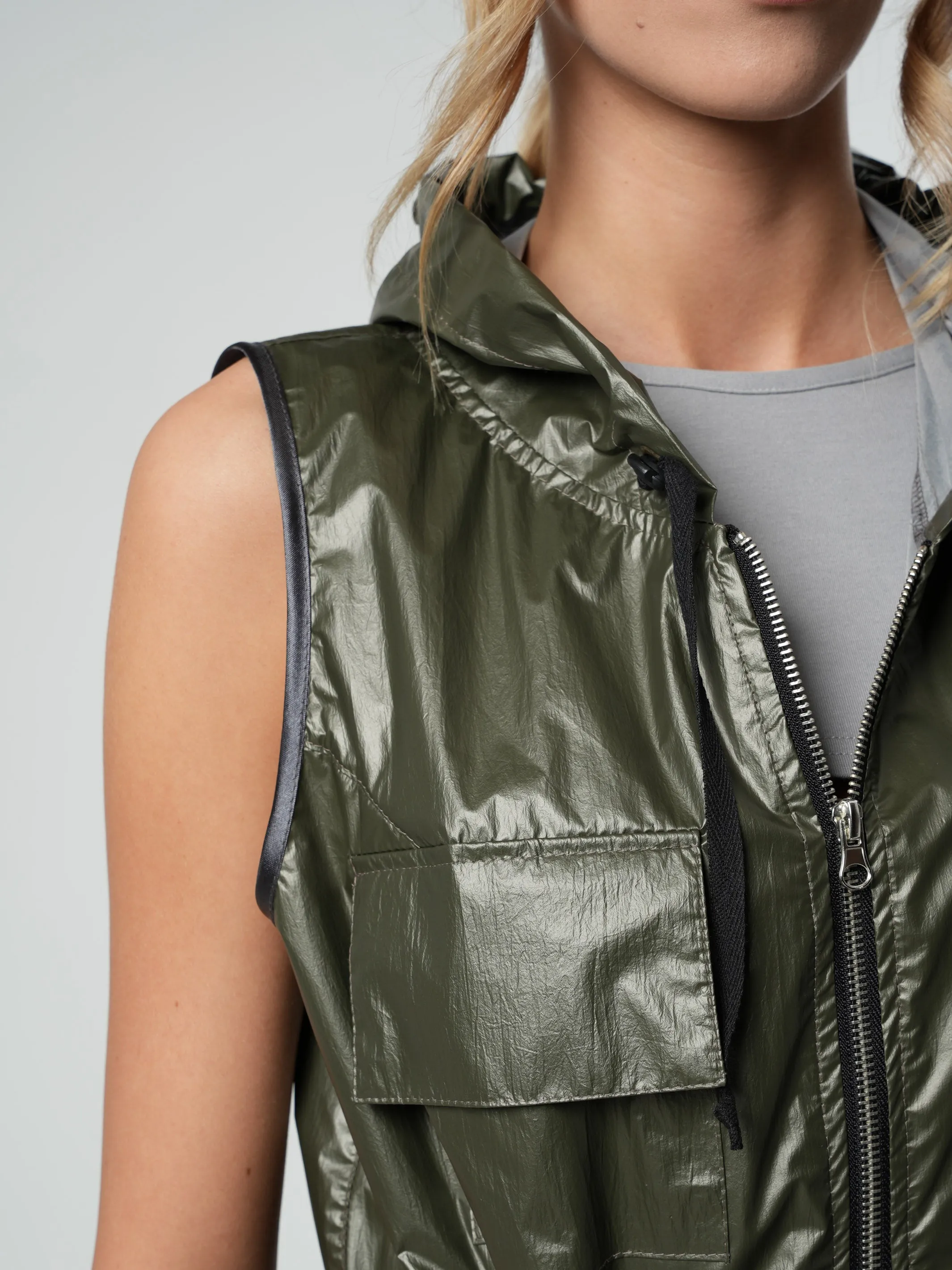 Shiny Sleeveless Zipper Vest In Green